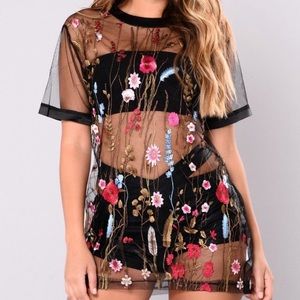 Fashion nova Raining daises mesh top